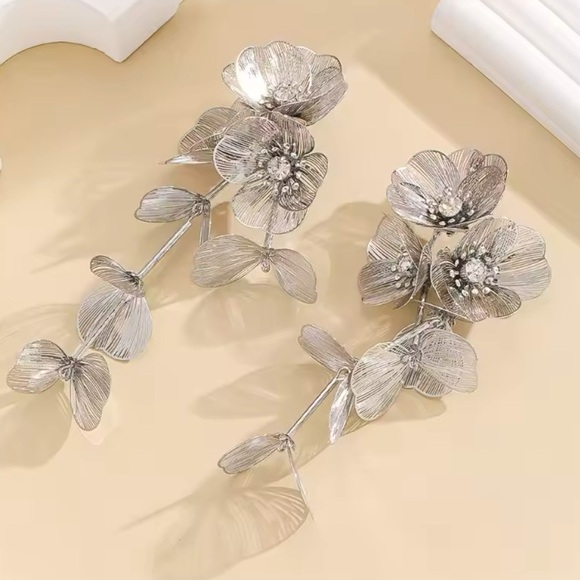 Kate Middleton Famous Cascading Silver Dangle Earrings - Picture 10 of 11